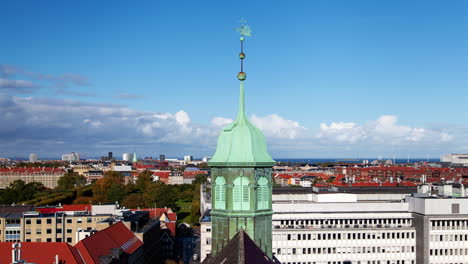 Zeitraffer-Der-Skyline-Von-Kopenhagen-Mit-Turmspitze